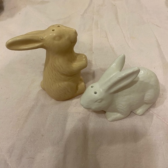 Rabbit Salt and Pepper Shakers (DE) - Picture 7 of 10